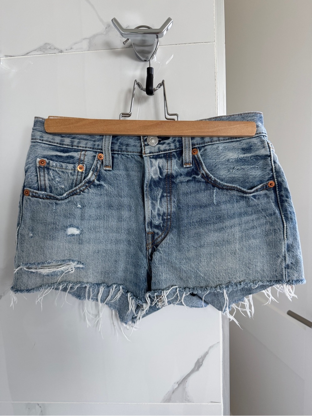 🟥 Levi’s 501 Women's Distressed Denim Shorts - size 24